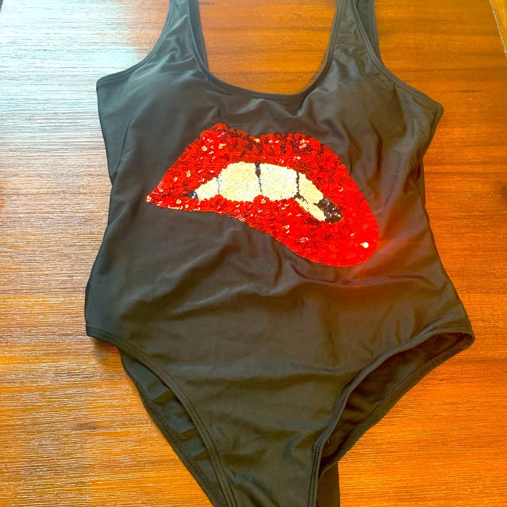 One piece graphic swim, size M